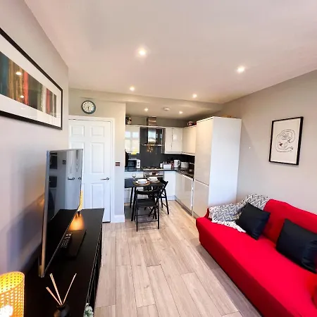 Stylish 2 Bed Apt Near Watford Hospital & Watford Fc - Professionals & Contractors Welcome Exterior photo